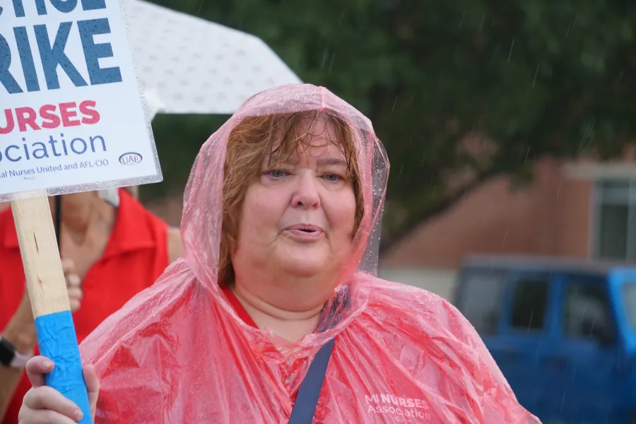 MNA Alma member in rain on strike
